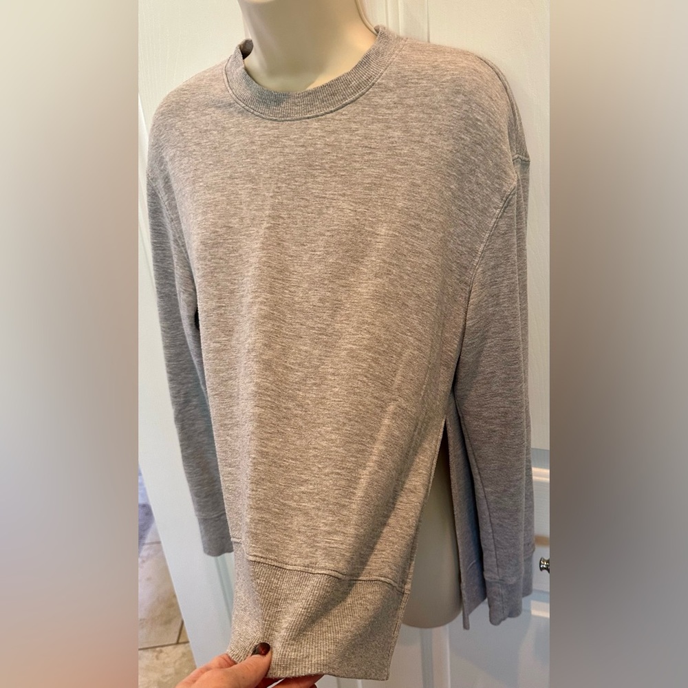 🍀Gray sweatshirt slit sides, hi/low front back. Small. Pre-worn and washed.